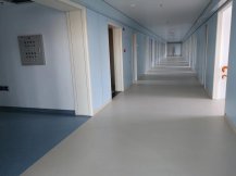 舊樓改造不用敲掉瓷磚了，使用PVC卷材地板簡單