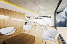 彈性地板上墻令辦公空間氣勢不凡